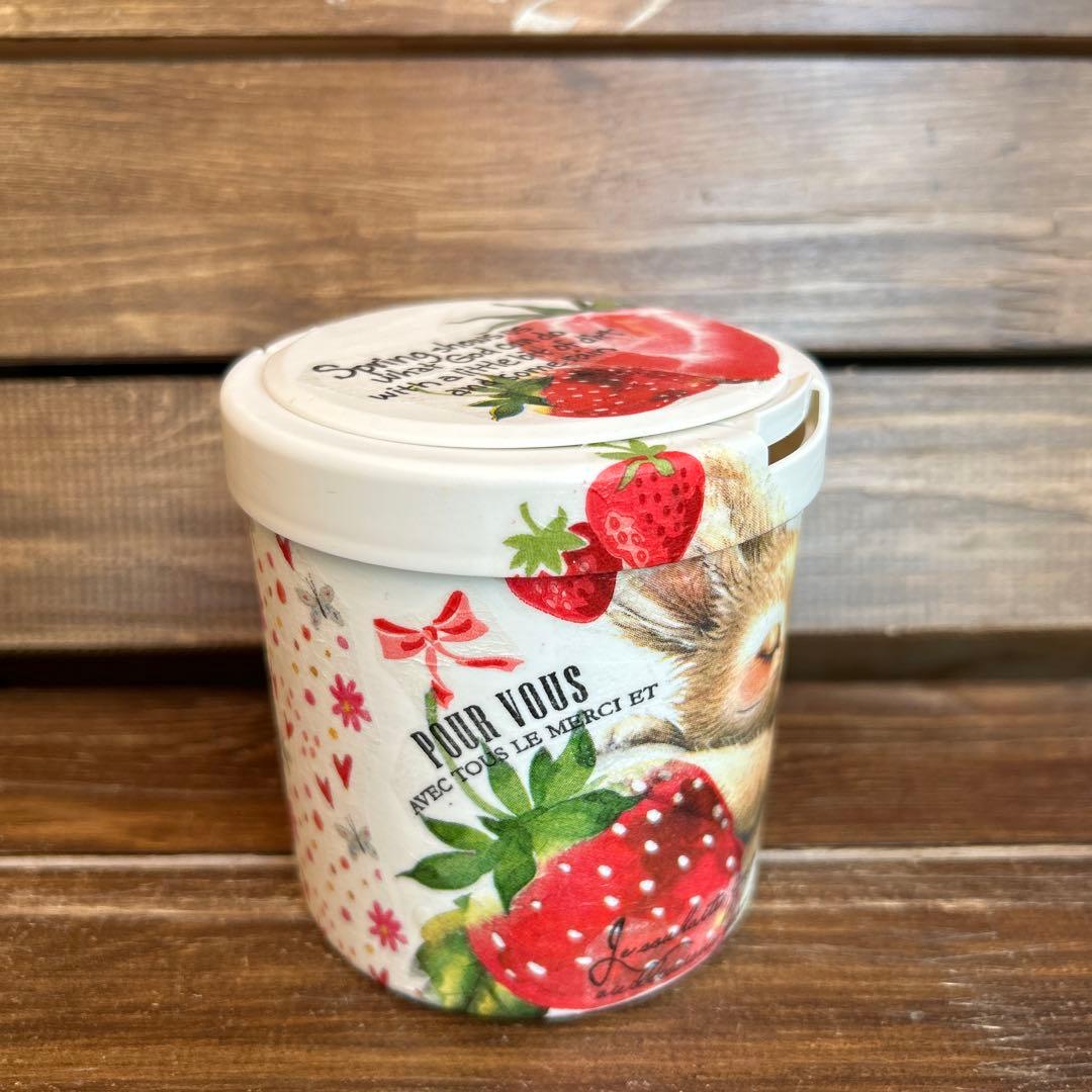 売切れ　リメイク　綿棒ケース　 大きな苺とおねむなうさぎさん