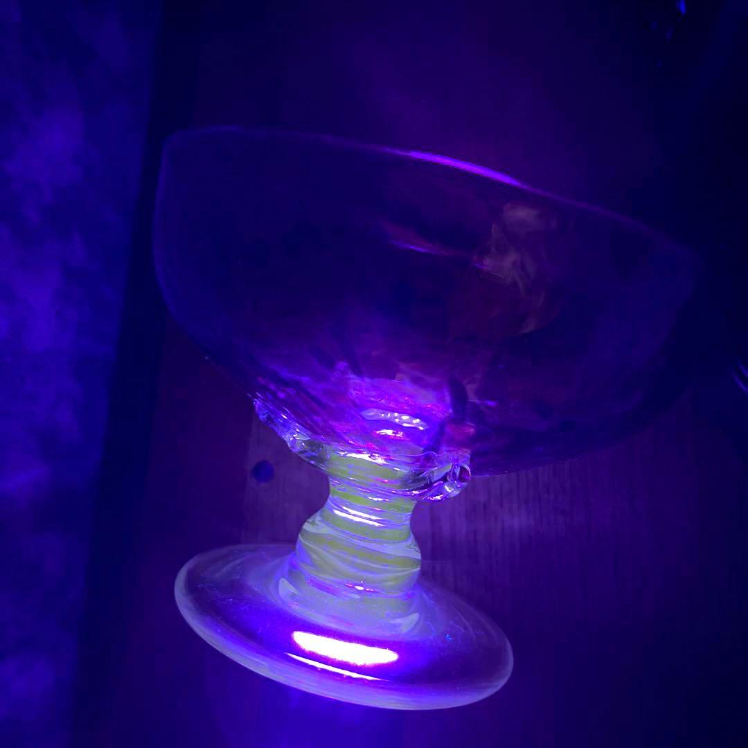 骨董　時代ガラス　希少　金赤色吹雪変わり紋　手裏剣脚付　氷コップ１客 ウラン