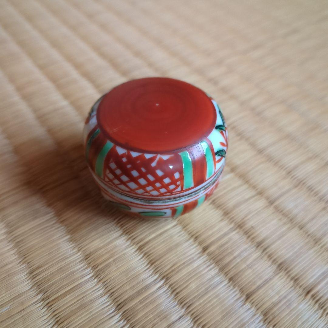 茶道具 丸型 赤と緑の装飾　赤絵香合　赤玉　骨董品