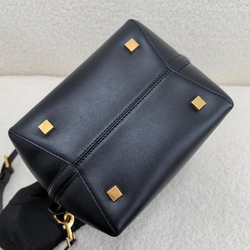 極美品！YSLブラック　レザー　肩掛け　ショルダーバッグ