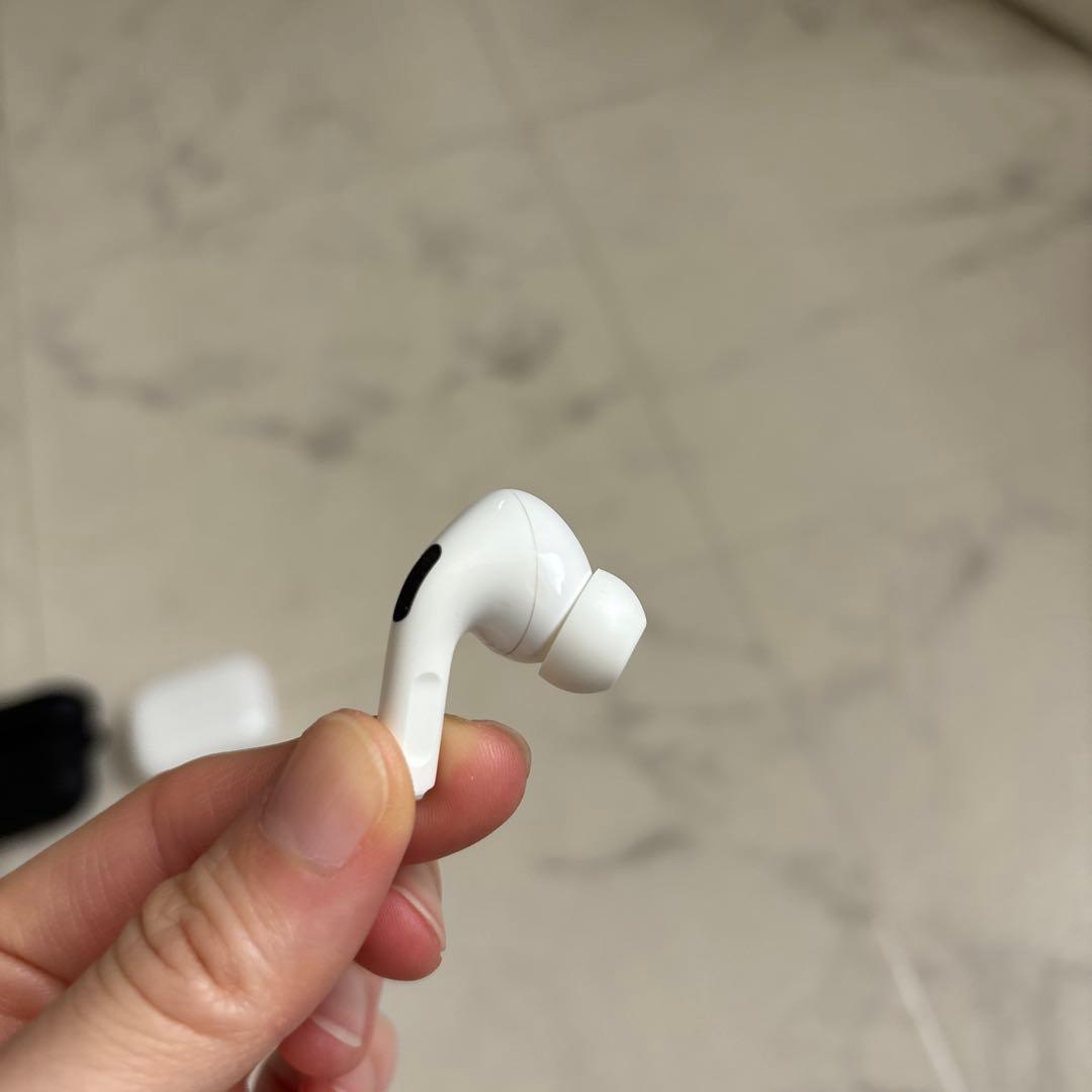 箱付き　正規品AirPods Pro spigenケース付き　ワイヤレスイヤホン