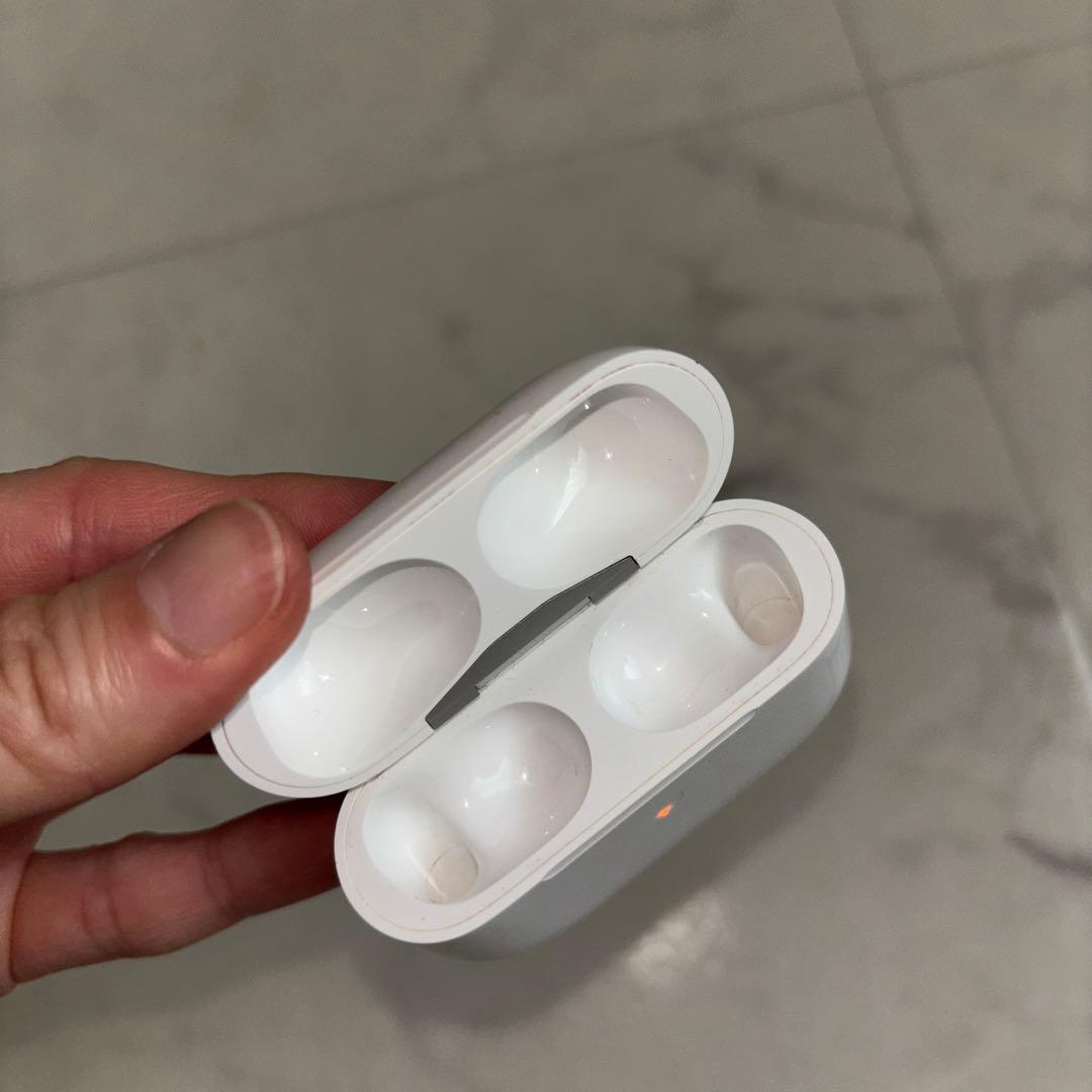 箱付き　正規品AirPods Pro spigenケース付き　ワイヤレスイヤホン