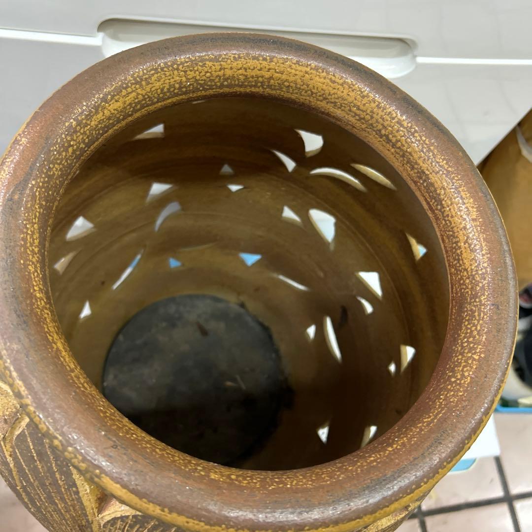 信楽焼傘立て 大容量❗ 透かし唐草彫 高さ４3cm 壺型　　鉢カバー