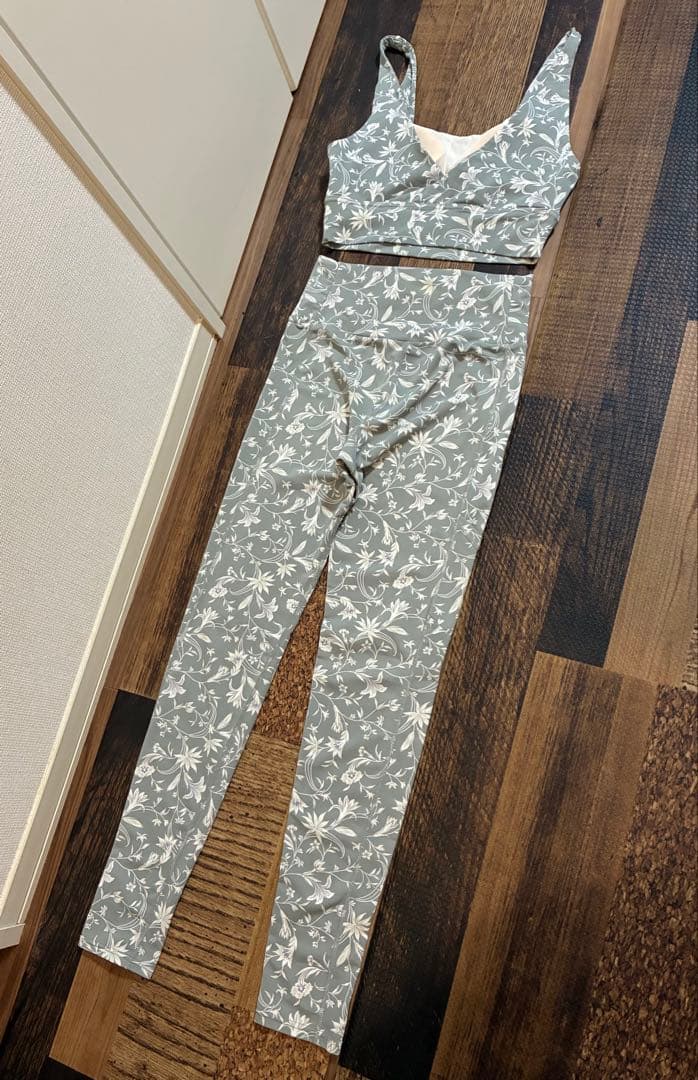 極美　emmi yoga エミヨガ　ヨガウェア　スモークグリーン　M