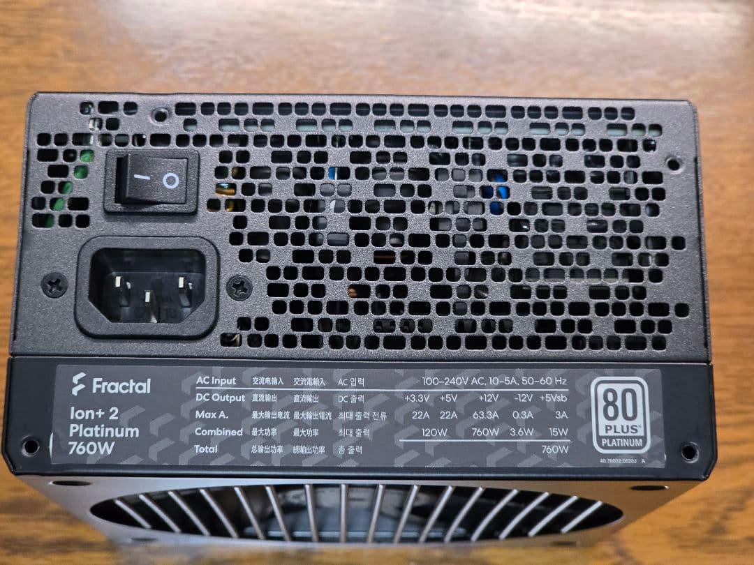 Fractal Design lon+2 Platinum 760W電源ユニット