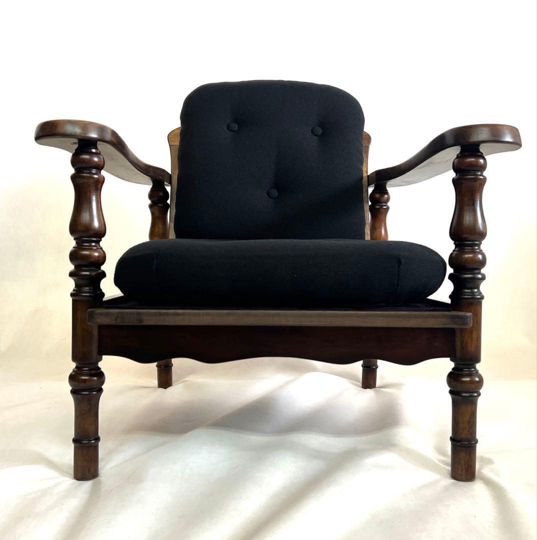 木製アームチェア・ 黒ファブリックソファ・ボタンクッション・ブラック