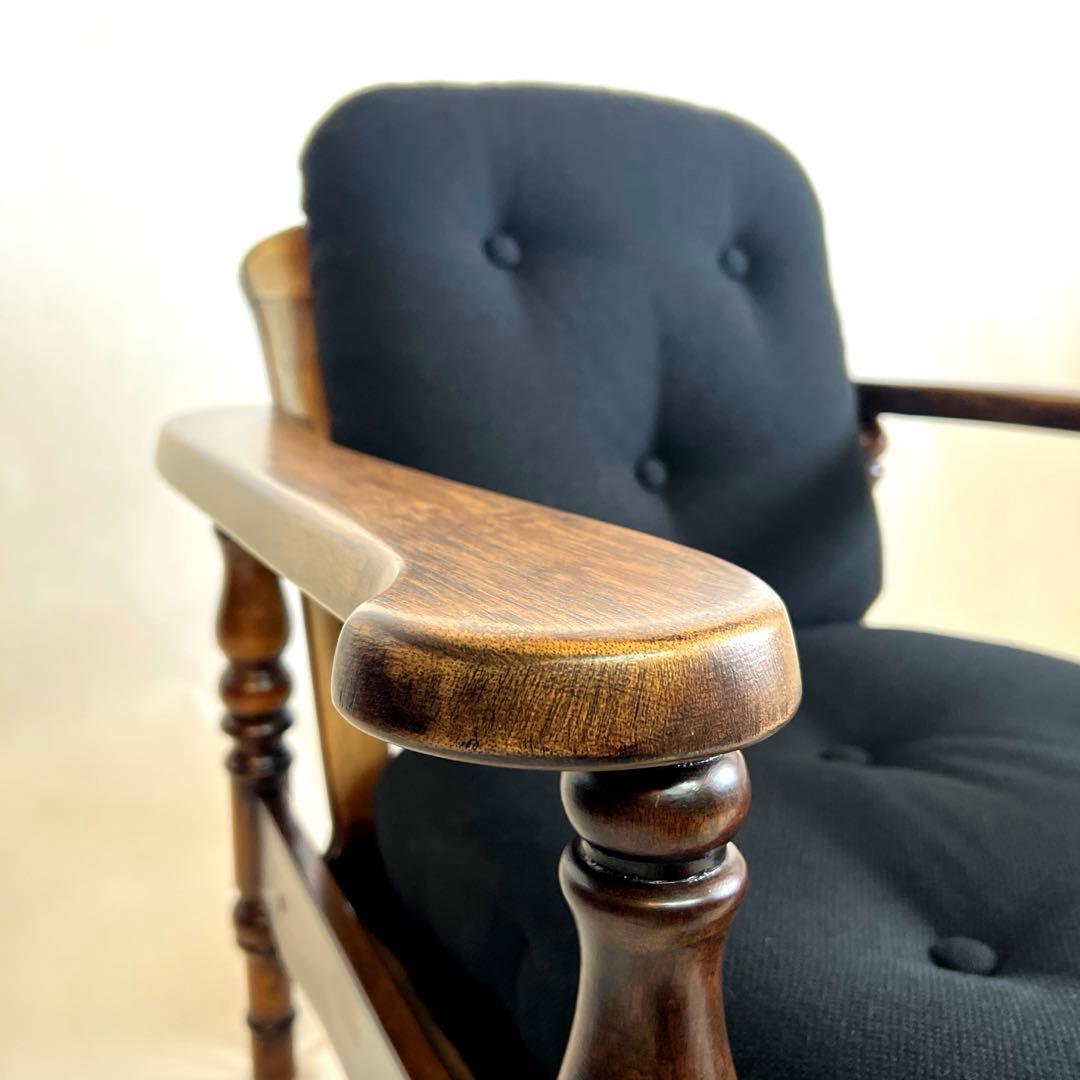 木製アームチェア・ 黒ファブリックソファ・ボタンクッション・ブラック