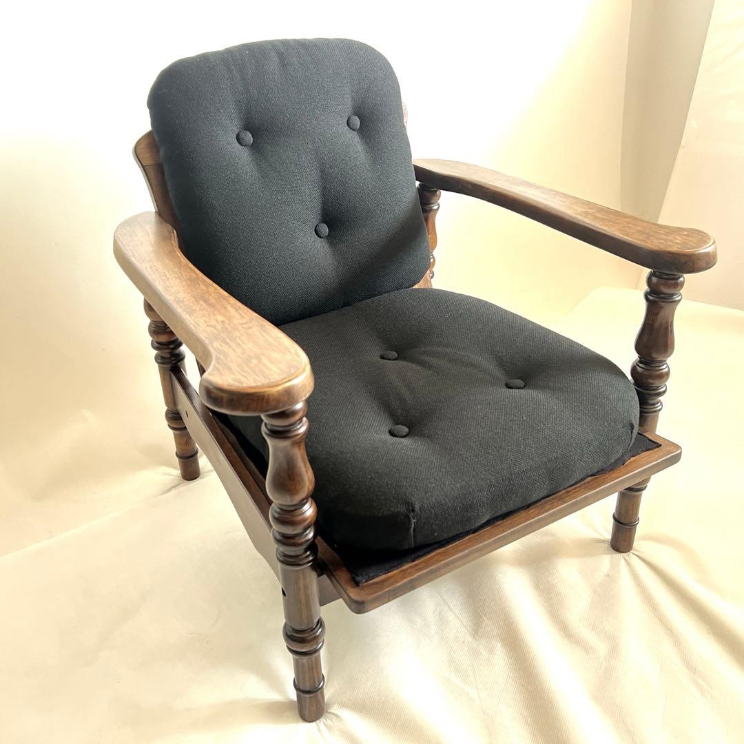 木製アームチェア・ 黒ファブリックソファ・ボタンクッション・ブラック