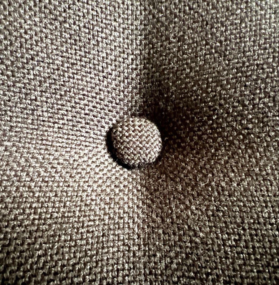 木製アームチェア・ 黒ファブリックソファ・ボタンクッション・ブラック