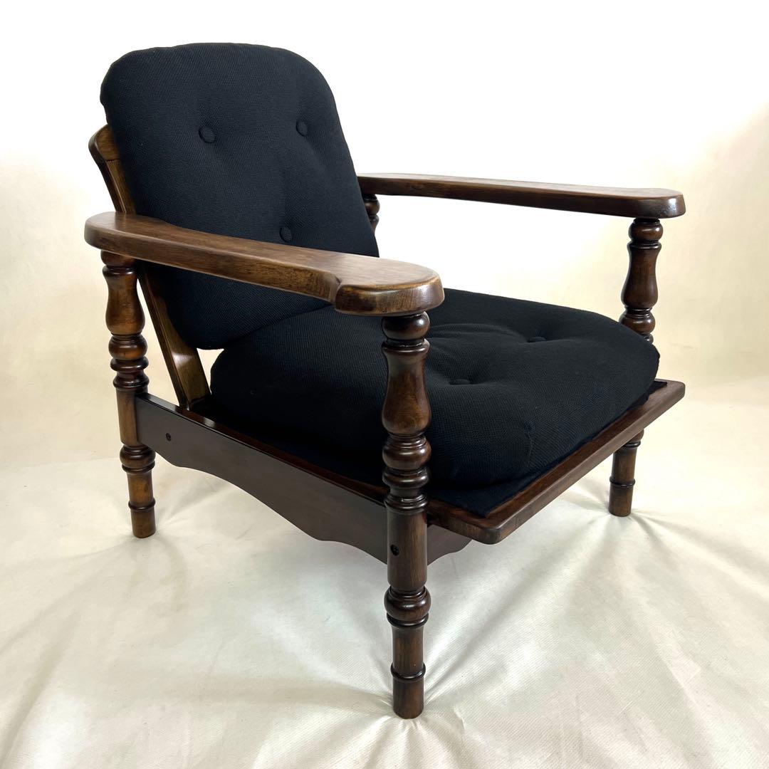 木製アームチェア・ 黒ファブリックソファ・ボタンクッション・ブラック