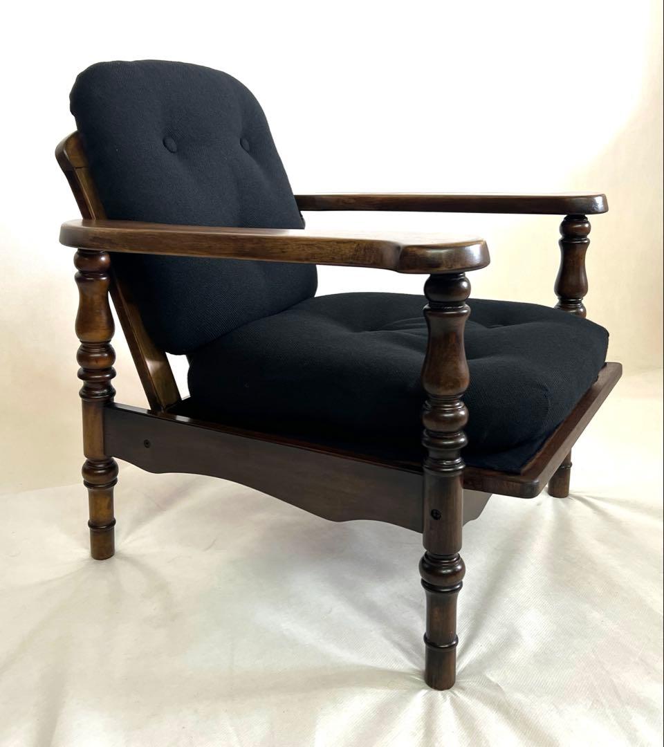 木製アームチェア・ 黒ファブリックソファ・ボタンクッション・ブラック