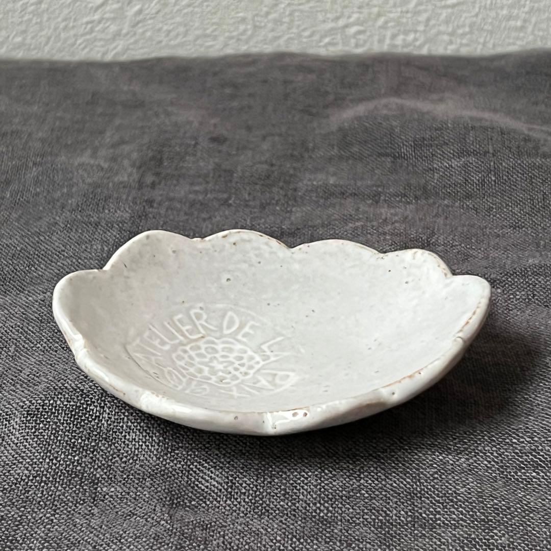 鹿児島睦さん　輪花楕円の小皿①