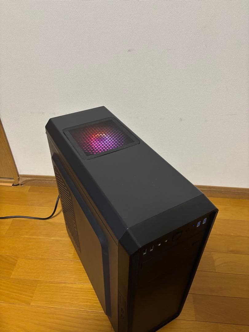 週末最終値下げ中！シンプルケースの光る自作ゲーミングPC！新品SSDで快適です！