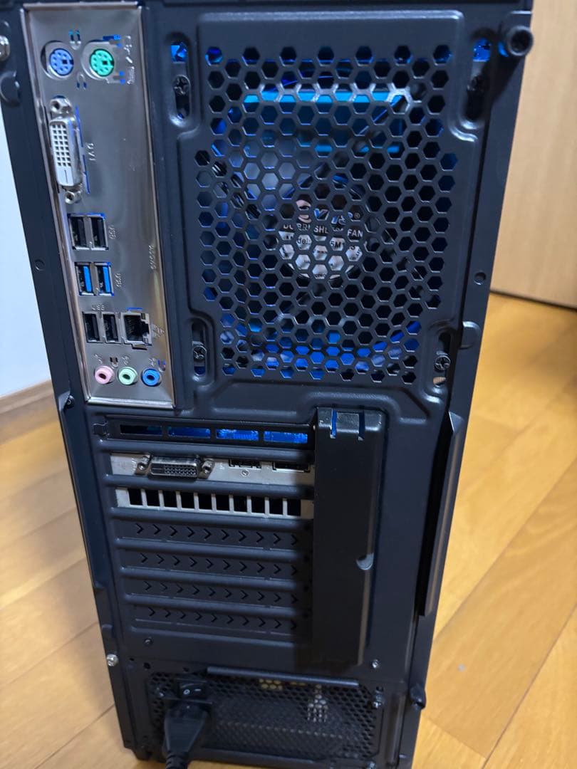 週末最終値下げ中！シンプルケースの光る自作ゲーミングPC！新品SSDで快適です！