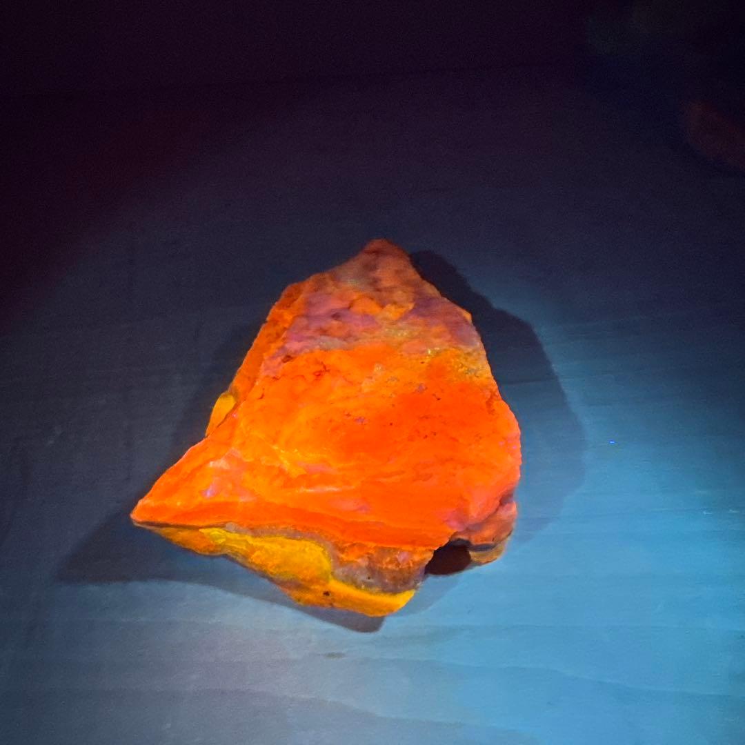 北海道石　然別オパール　蛍光オパール324g