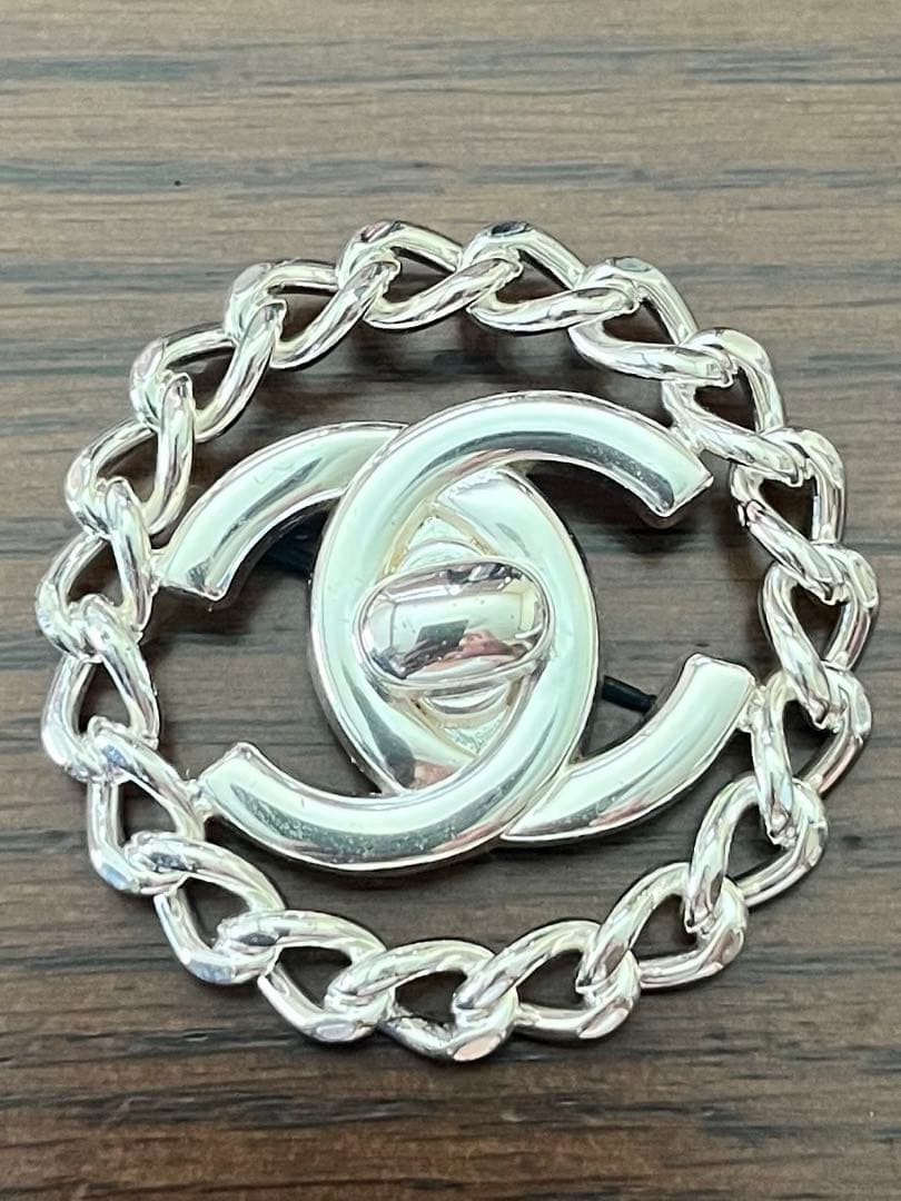 CHANEL ブローチ ビンテージ　シルバーカラー ココマーク ラウンド