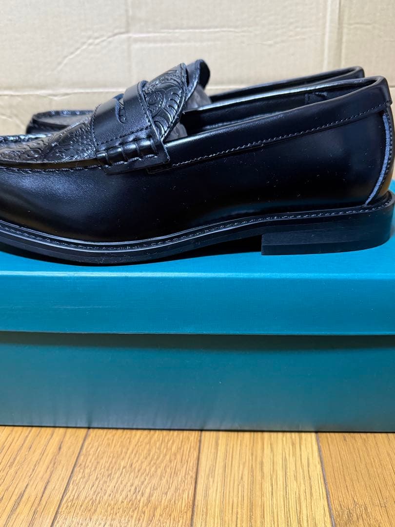 黒のエンボス加工レザー ローファー