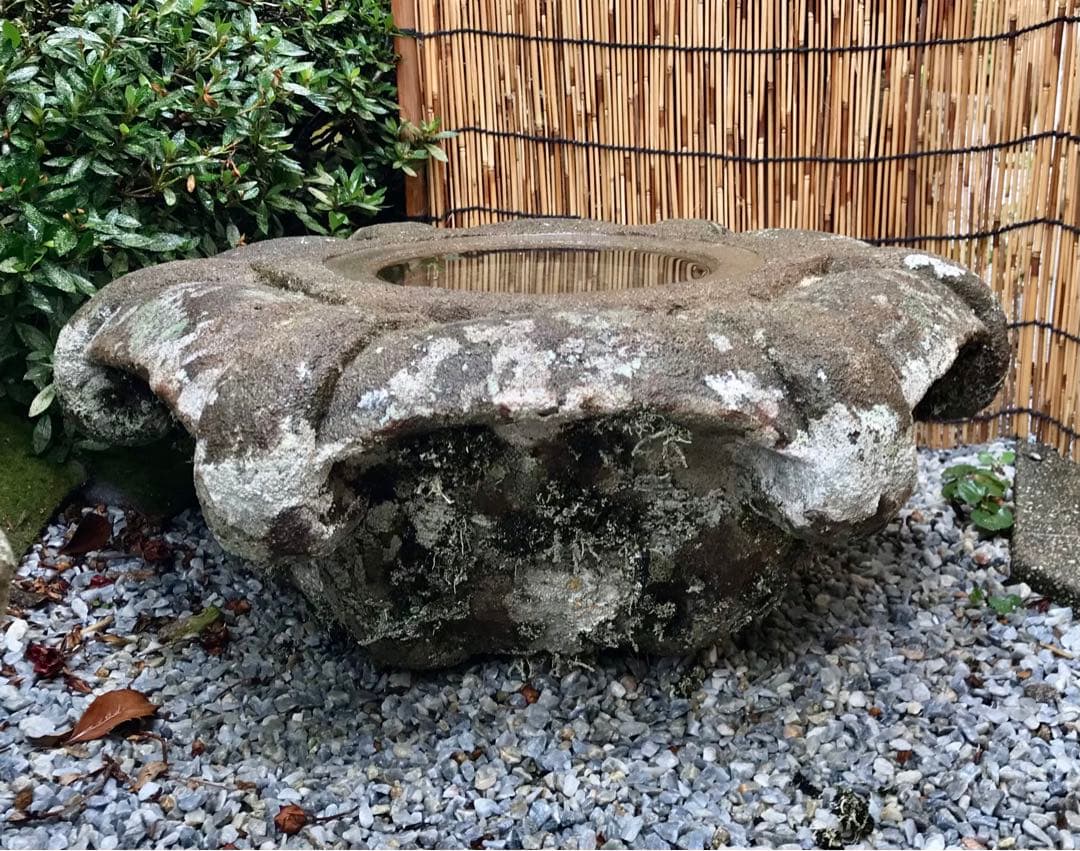 【天然石・蹲・見立て笠型水鉢・手水鉢・庭石３６kg】庭石オブジェ箱庭バードバス
