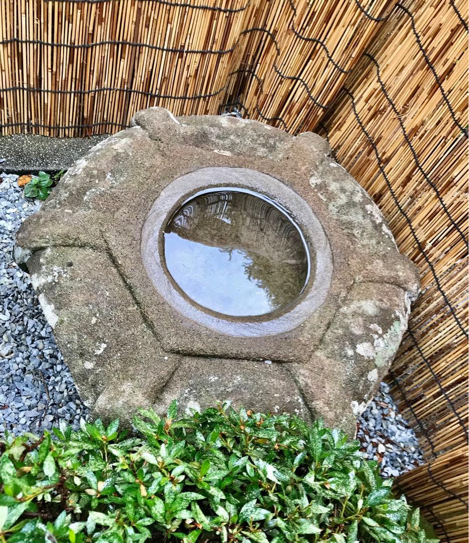 【天然石・蹲・見立て笠型水鉢・手水鉢・庭石３６kg】庭石オブジェ箱庭バードバス