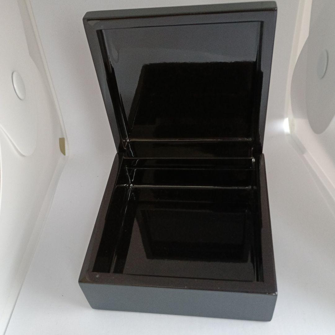 ベトナム共産党書記長：公賓訪日記念品 （ベトナム漆工芸　小物入れ、 装飾模様）