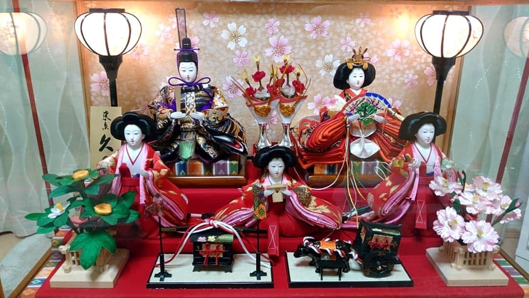 伝統的な雛人形 ガラスケース付き
