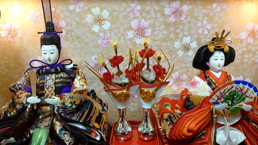 伝統的な雛人形 ガラスケース付き