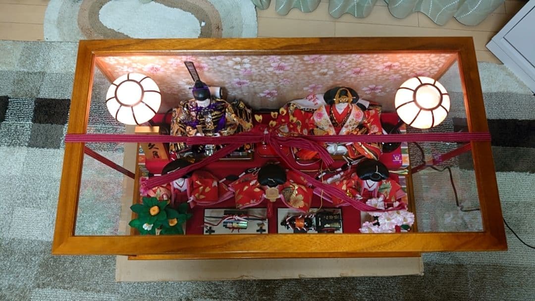 伝統的な雛人形 ガラスケース付き