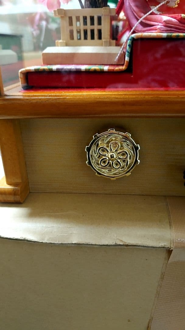 伝統的な雛人形 ガラスケース付き