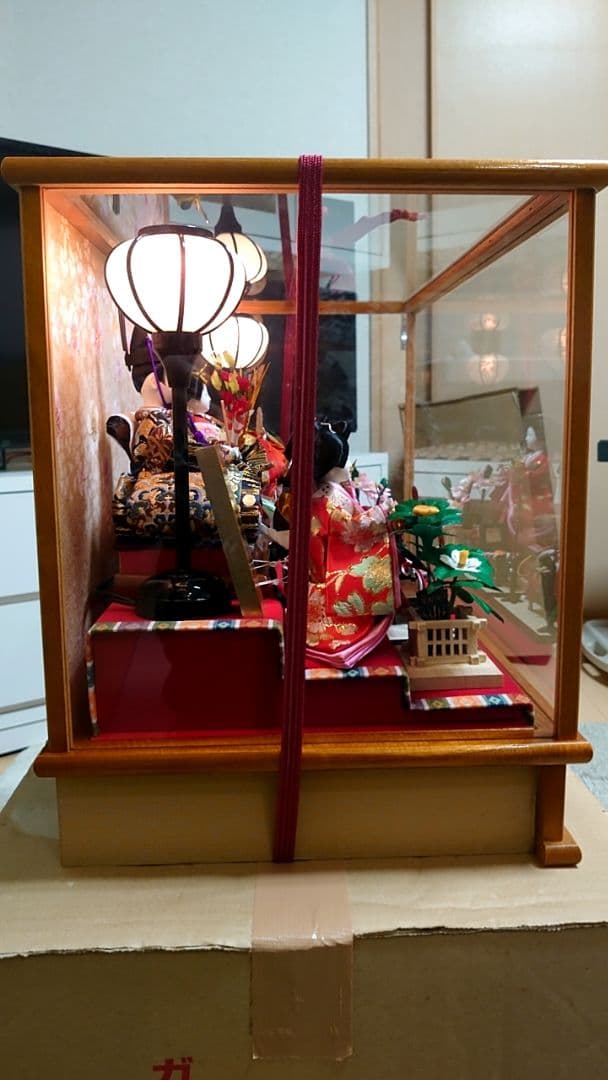 伝統的な雛人形 ガラスケース付き