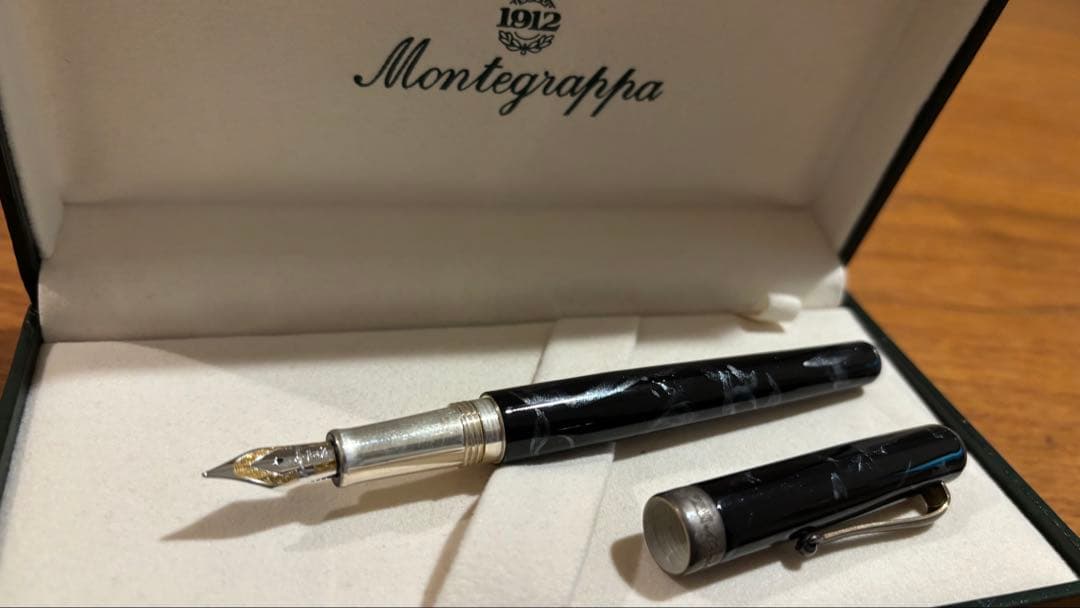 新品箱入りMontegrappa 万年筆 黒 マーブル模様