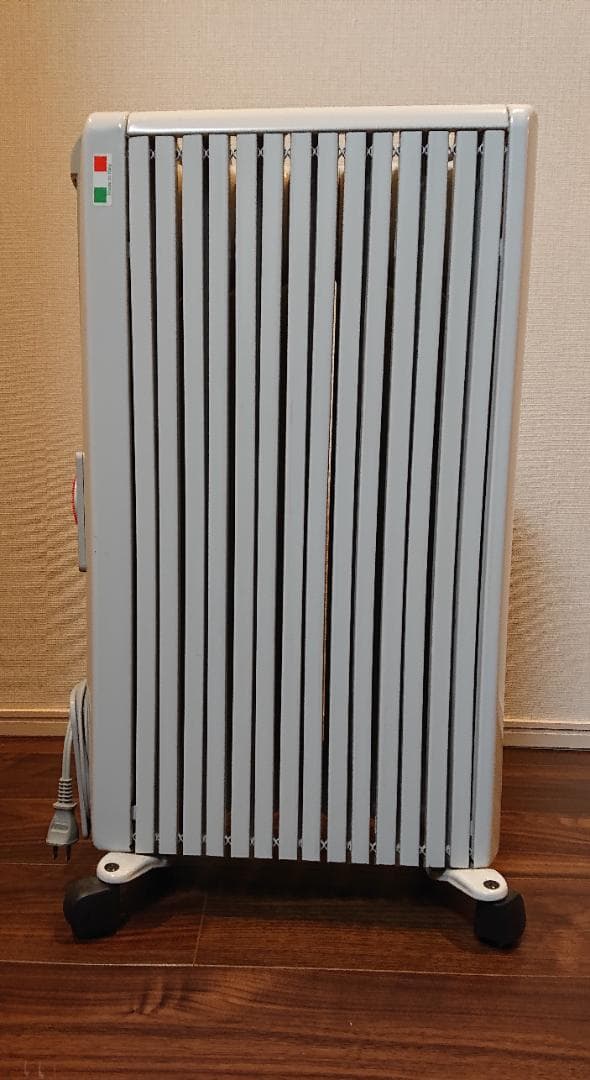 24時間タイマー付で就寝時やお出掛けにも安心♪ デロンギ オイルヒーター 中古