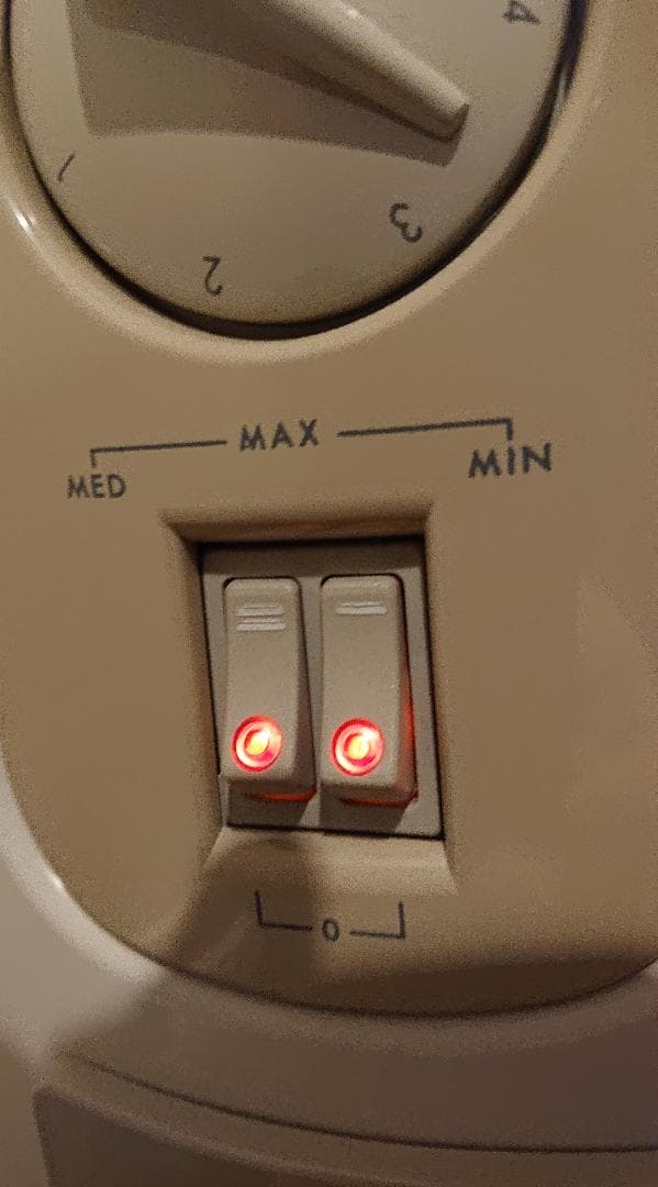 24時間タイマー付で就寝時やお出掛けにも安心♪ デロンギ オイルヒーター 中古