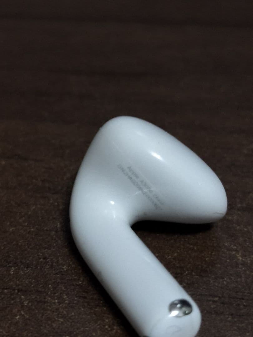 AirPods4（ANC）本体、イヤホン付 外装に汚れあり