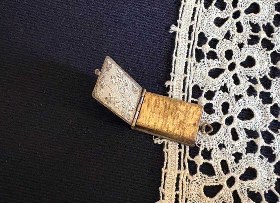 フランスアンティーク　ミニチュア　カルネドバル型　写真　ペンダントトップ