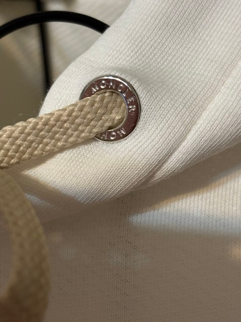 MONCLER フード付きオフホワイトスウェット　正面極小シミ有　sizeS〜M