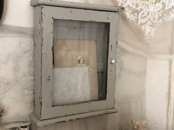 アンティークミルクガラスハンドルのウォールキャビネット　棚