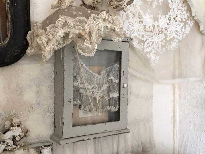 アンティークミルクガラスハンドルのウォールキャビネット　棚