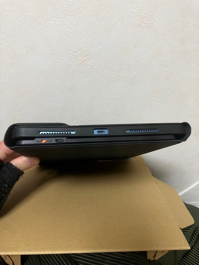 iPad Air 第5世代　キーボードケース、社外タッチペン付き