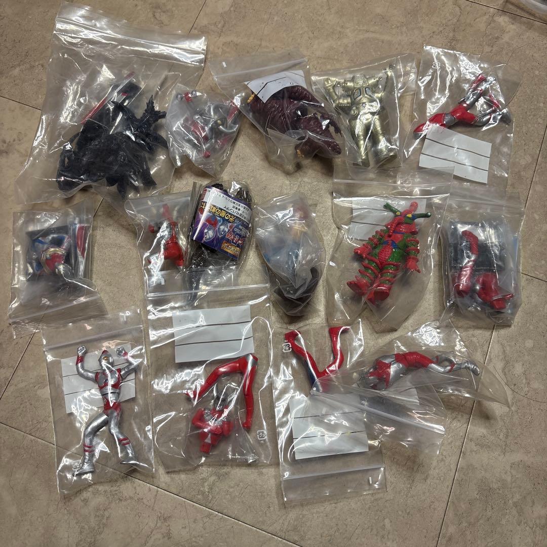 d*2様 ガシャポンウルトラマンシリーズ　全100体以上