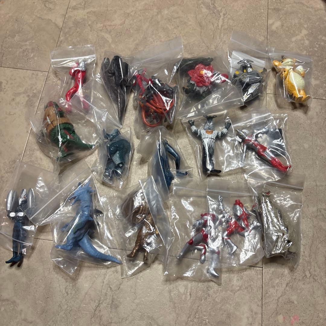 d*2様 ガシャポンウルトラマンシリーズ　全100体以上