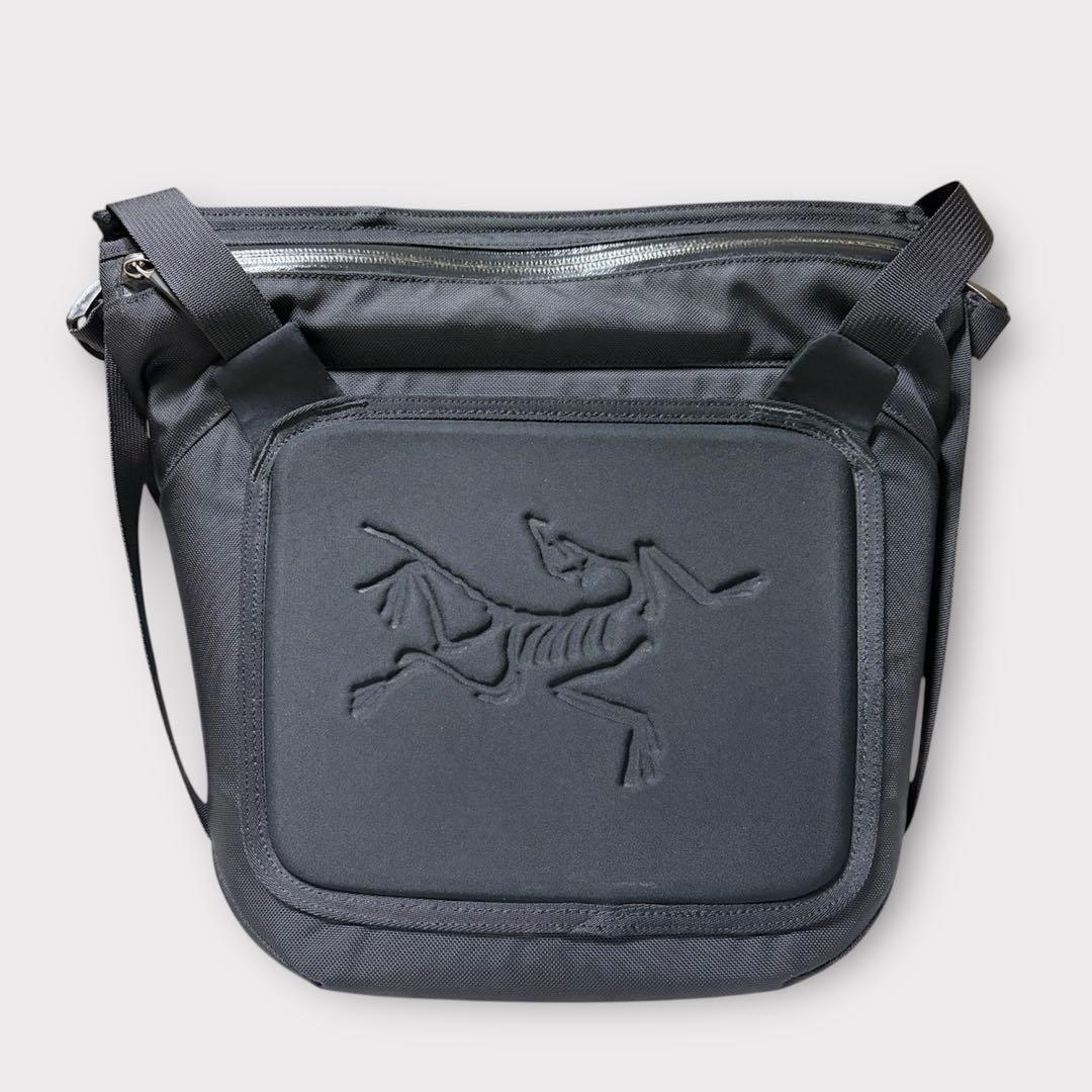 【アークテリクス】アロー8 ロゴ 刺繍 ショルダーバッグ 黒 止水ファスナー