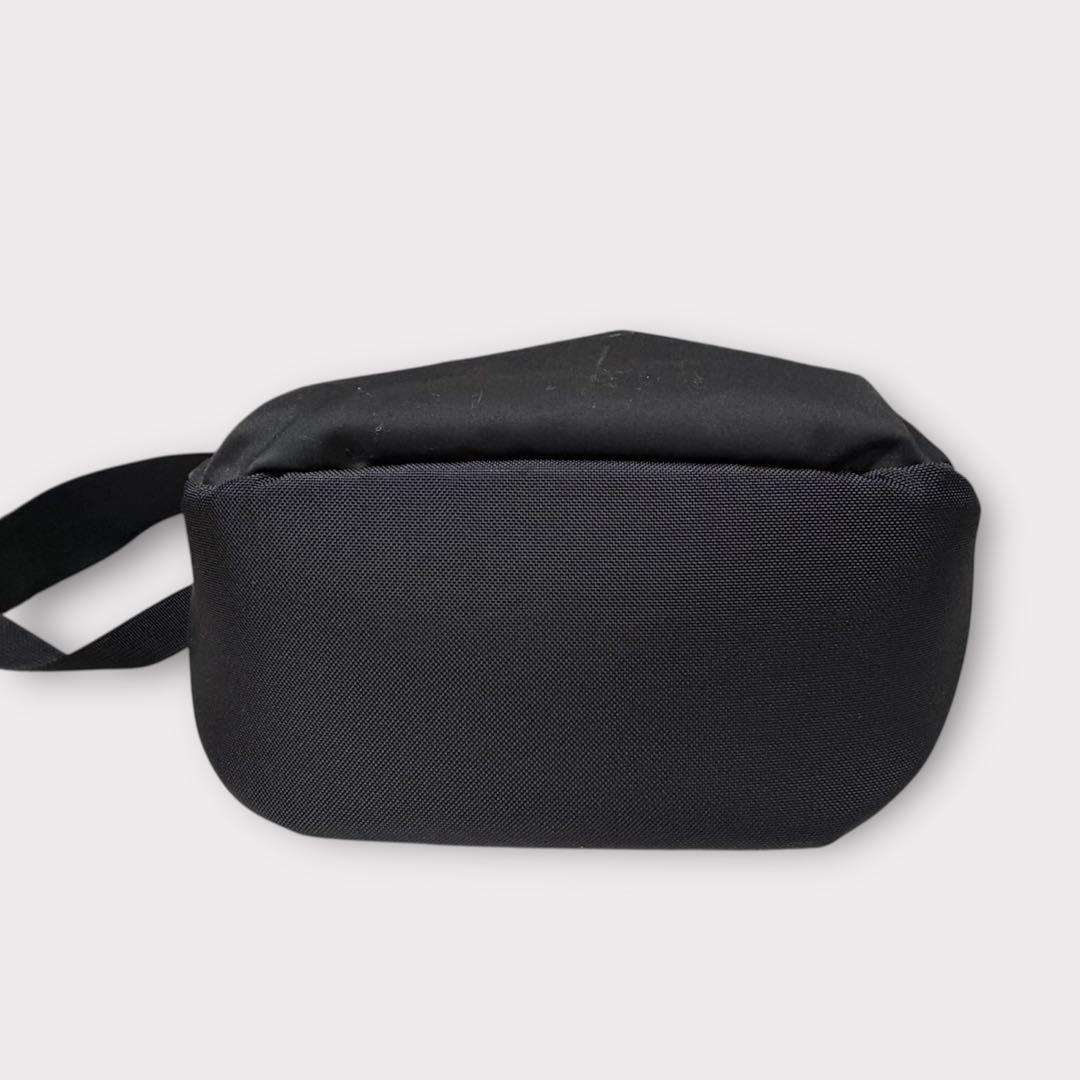 【アークテリクス】アロー8 ロゴ 刺繍 ショルダーバッグ 黒 止水ファスナー