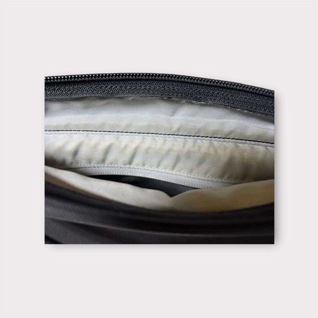 【アークテリクス】アロー8 ロゴ 刺繍 ショルダーバッグ 黒 止水ファスナー