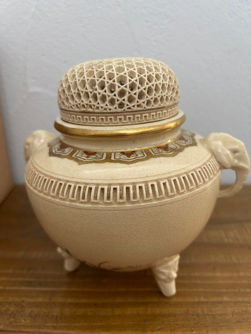 薩摩焼　香炉 花柄 ふた付き　白薩摩 三足 透かし蓋 箱