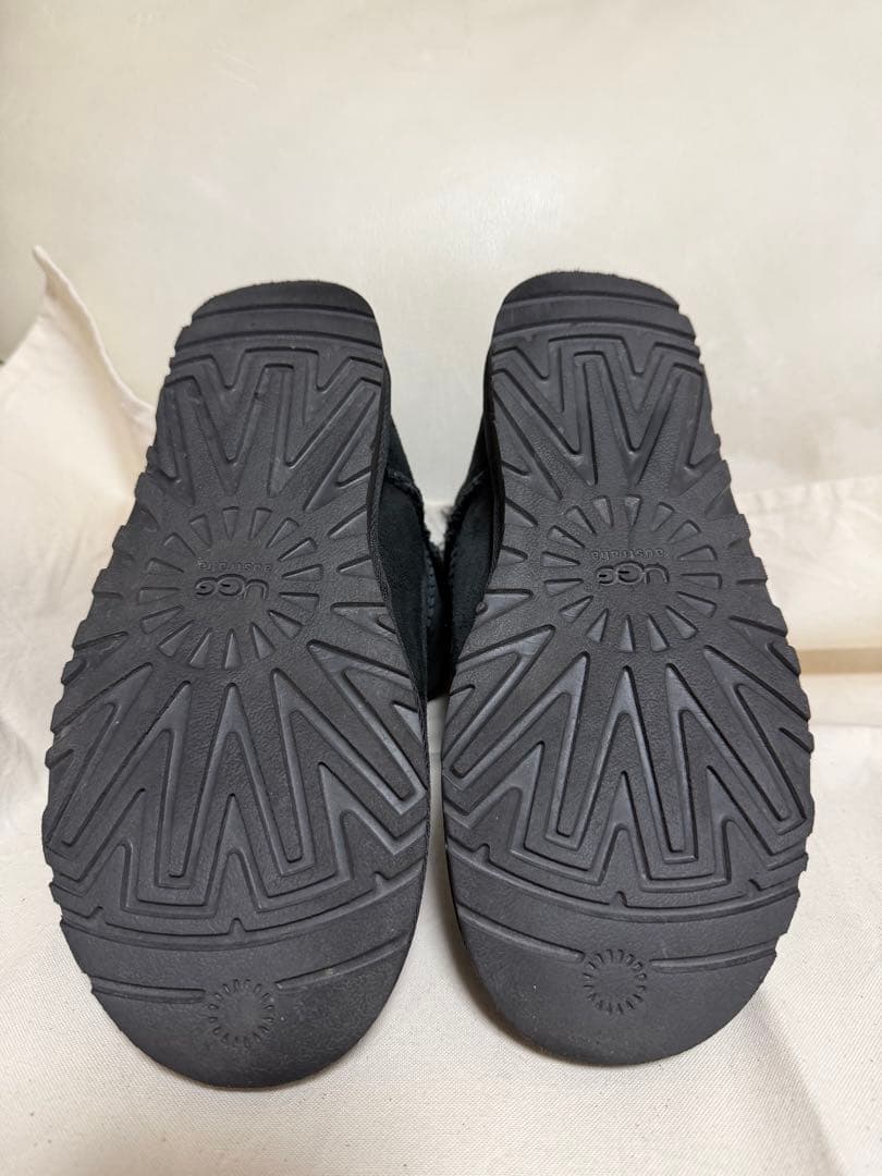 【試着のみ】UGG リボン ムートン ショートブーツ 黒 23cm