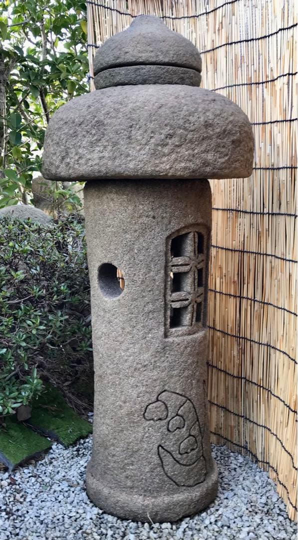 【天然自然石・創作石灯篭・道しるべ灯篭・明かり灯篭・すずらん模様柄花】庭石置物