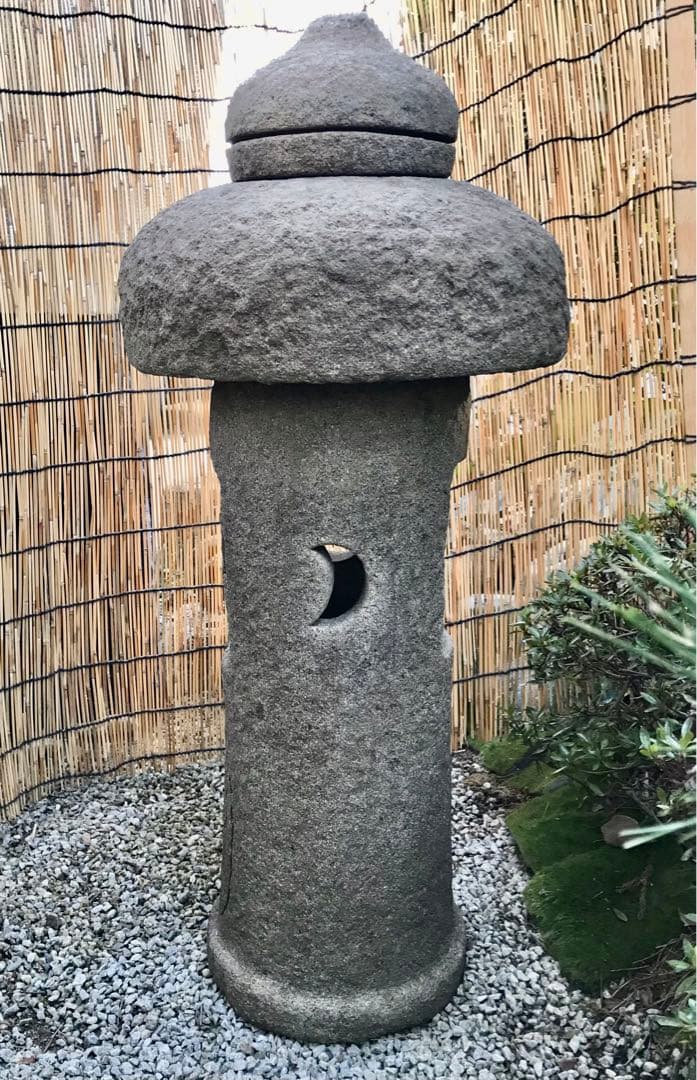 【天然自然石・創作石灯篭・道しるべ灯篭・明かり灯篭・すずらん模様柄花】庭石置物