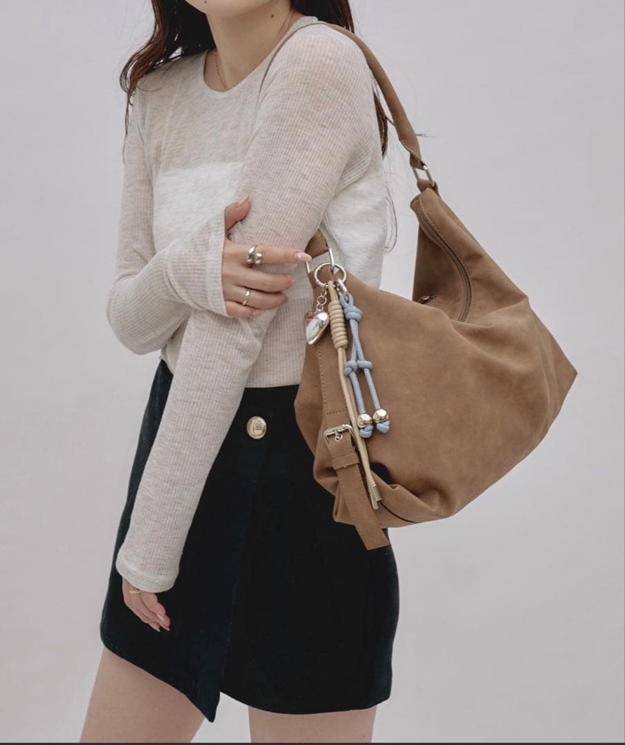 【yomo企画】チャーム付きワンハンドルベルトデザインバック