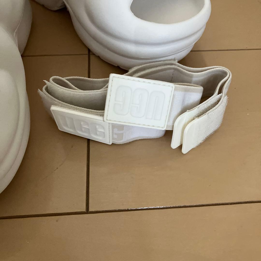 【新品未使用】UGG アーイヤーaww yeah サンダルホワイト厚底