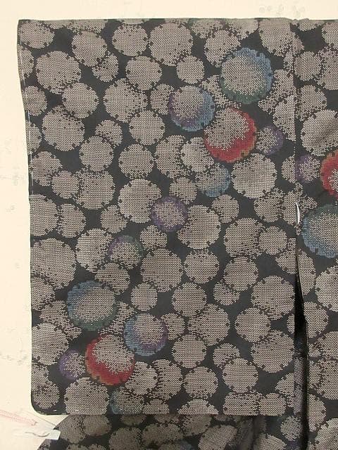 本場泥大島紬：美品：雪の輪模様：５色着物：袷正絹：しつけ糸：P42